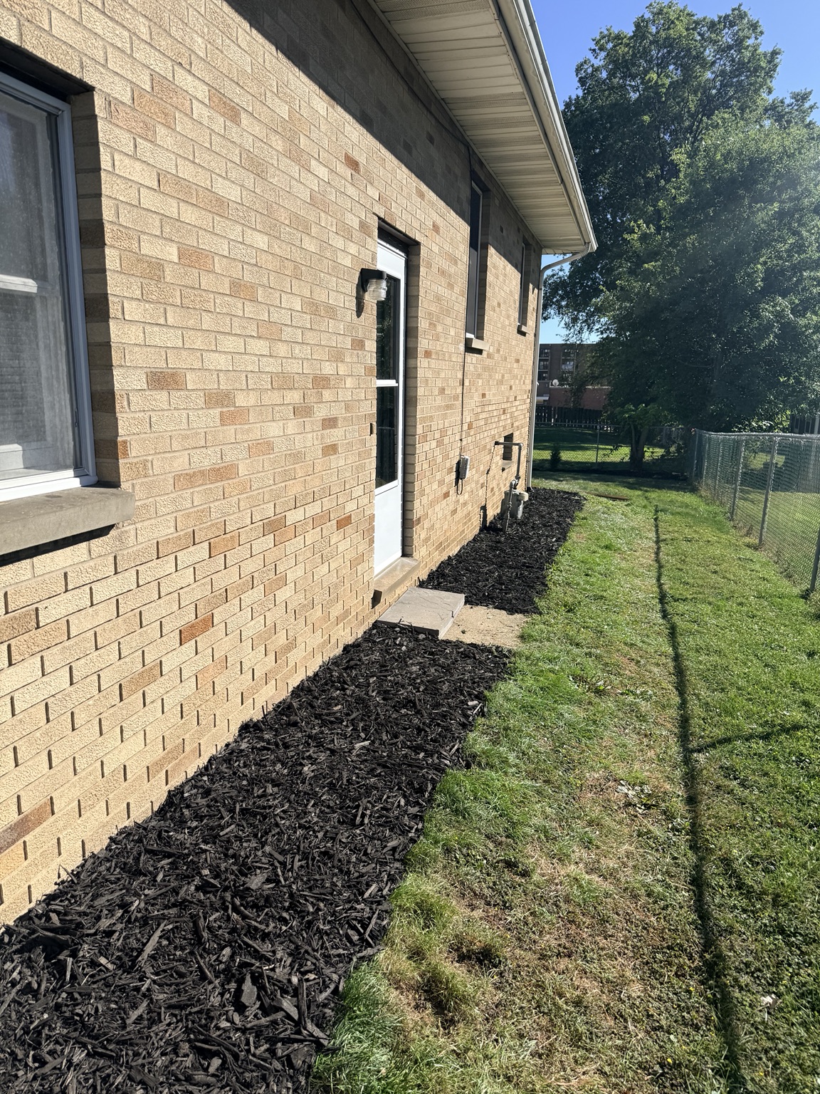 Clean side yard mulch bed landscaping Canton OH